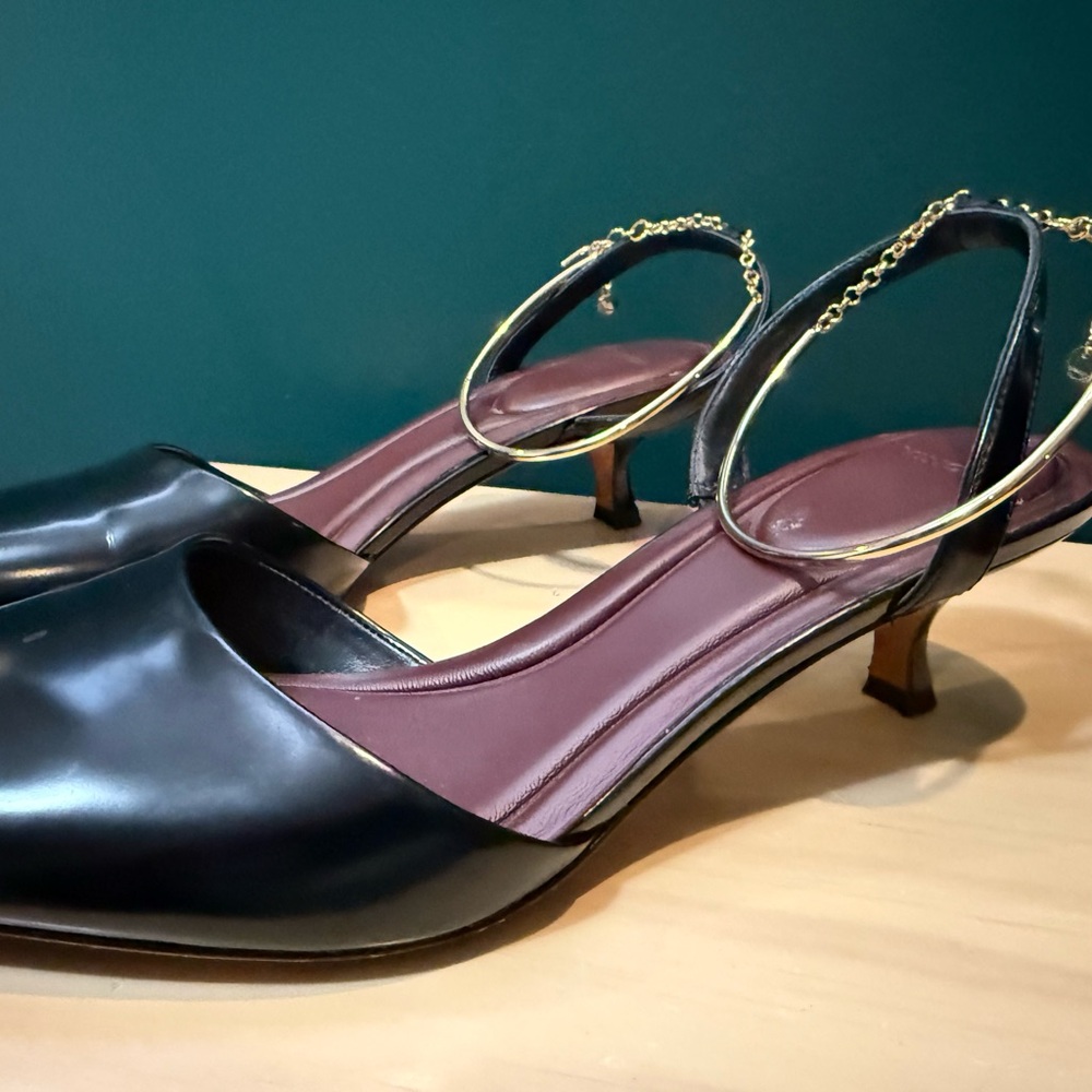 Vero Cuoio Black Heels with Gold Chain Detail - Picture 3 of 5